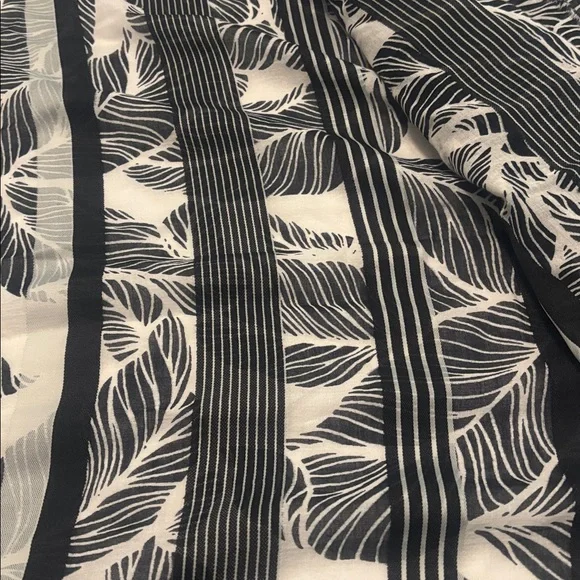 Talbots Black & White Leaf Pattern Oversized Scarf 70X52” fray hem Cotton Blend - Picture 11 of 12